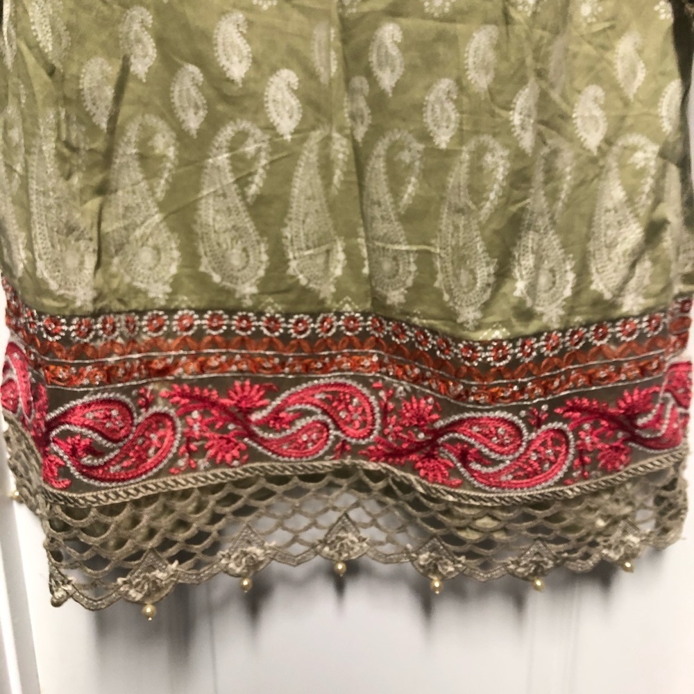 Maria B Luxury Lawn Embroidered Pakistani 3pc Suit - Picture 7 of 12
